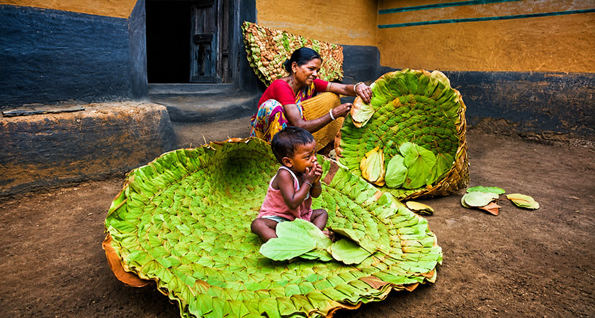 বাড়ির উঠানে ঘঙ তৈরির কাজ চলছে।