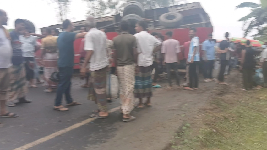মহাদেবপুরে যাত্রীবাহী বিআরটিসি বাস উল্টে আহত ১৫ 