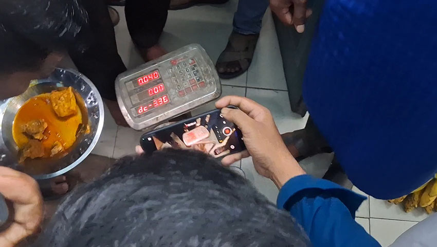 মাংস ওজন করা হচ্ছে।
