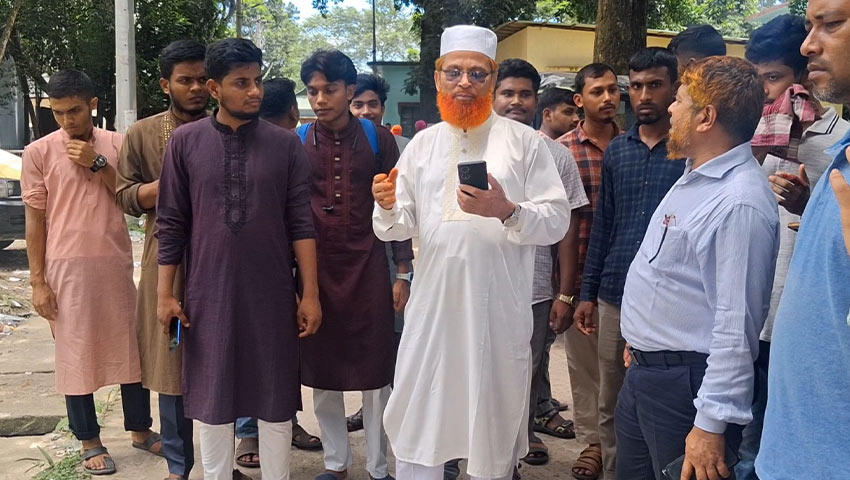 হাসপাতাল চত্বর পরিদর্শনকালে সংসদ সদস্য।