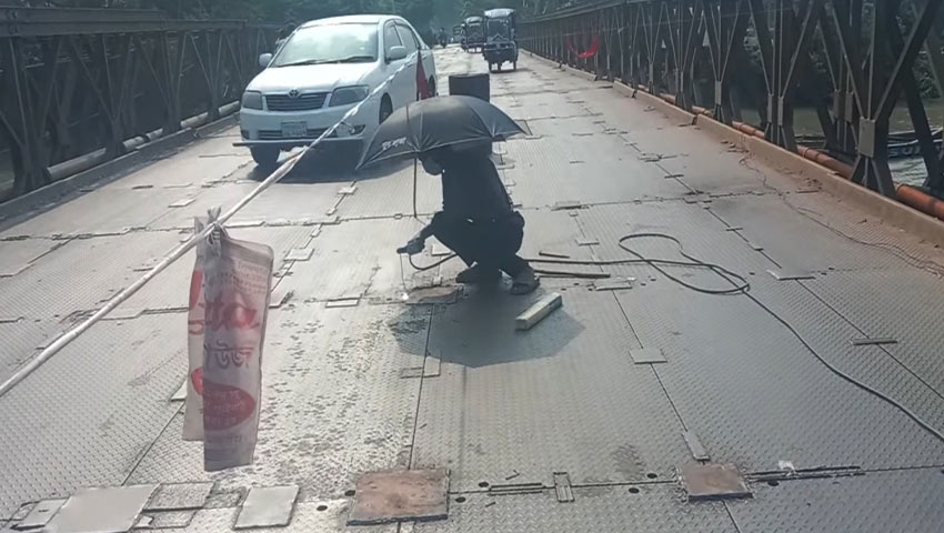 চলছে সেতু মেরামতের কাজ।
