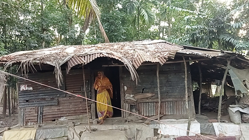 মেঘ দেখলেই অন্যের ঘরে আশ্রয়, ২ মাস ধরে প্রতিবেশীর ভিটায় বসবাস