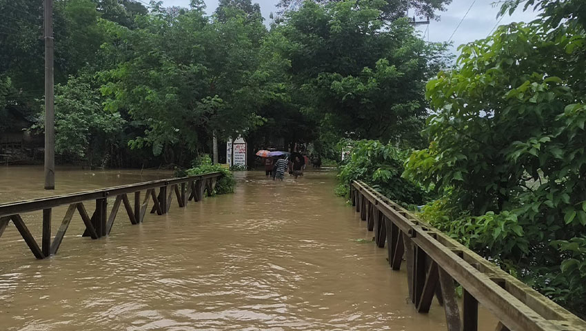 বন্যার পানিতে ডুবে গেছে যাতায়াতের পথ ও ব্রীজ। ছবি : সময়ের আলো