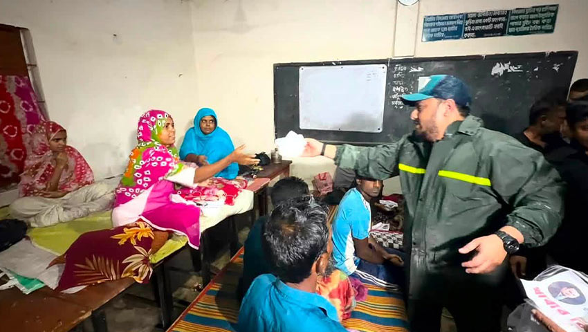 ক্ষতিগ্রস্তদের ত্রাণ দিচ্ছেন প্রতিমন্ত্রী মীর হেলাল।