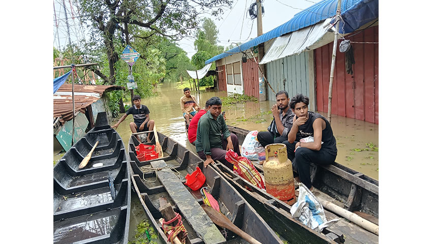 নৌকা এখন পানিবন্দী মানুষগুলোর বড় ভরসা।
