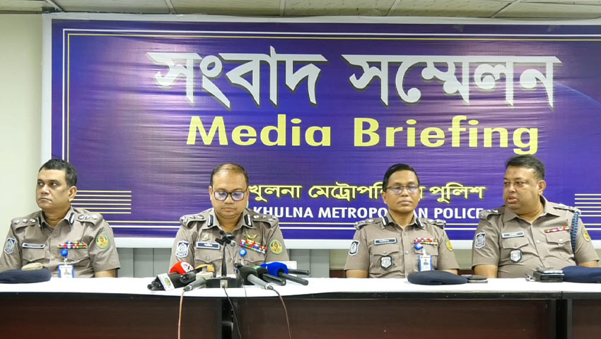 কেএমপি কার্যালয়ে পুলিশের সংবাদ সম্মেলন। ছবি : সময়ের আলো