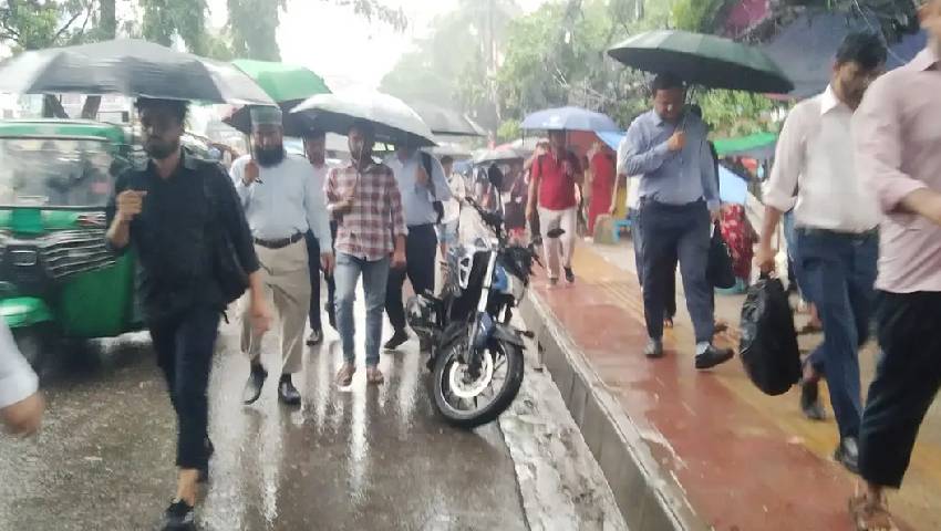 জলাবদ্ধতায় বিপর্যস্ত ঢাকায় ভোগান্তিতে নগরবাসী