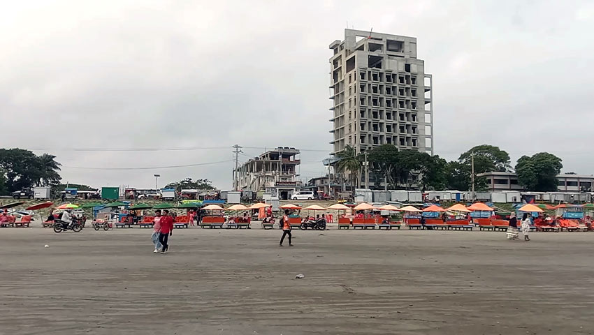সড়ক নির্মাণের পর কুয়াকাটায় দর্শনার্থী বেড়েছে। ছবি : সময়ের আলো
