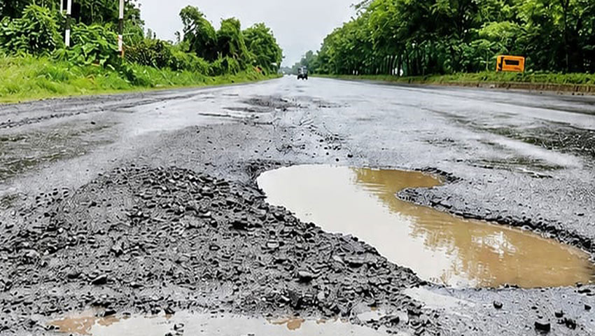 ক্ষতিগ্রস্ত মহাসড়ক। ছবি : সময়ের আলো