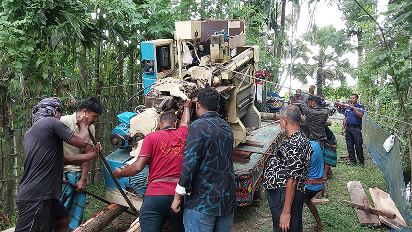 বাগেরহাটে সাবেক যুবলীগ নেতার ফ্যাক্টরি থেকে দেড় কোটি টাকার চোরাই মেশিন উদ্ধার