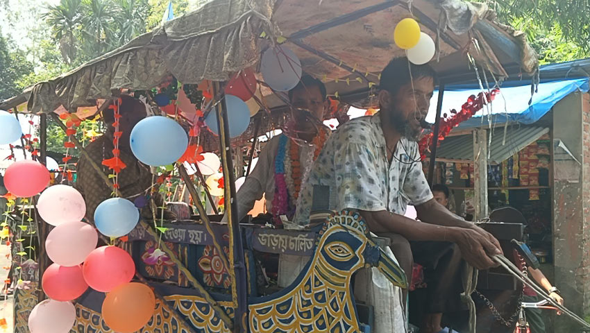 ঘোড়ার গাড়িতে চড়িয়ে শিক্ষককে রাজকীয় বিদায় জানায় শিক্ষার্থীরা। ছবি : সময়ের আলো
