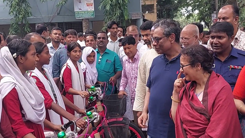 ভিক্ষুকদের টং দোকান দিলেন স্বাস্থ্য প্রতিমন্ত্রী , শিক্ষার্থীরা পেল বাইসাইকেল