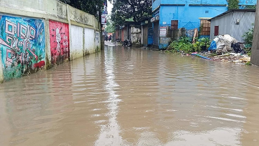 রূপগঞ্জে বেড়িবাঁধের ভেতর কৃত্রিম জলাবদ্ধতার প্রতিকার চায় এলাকাবাসী