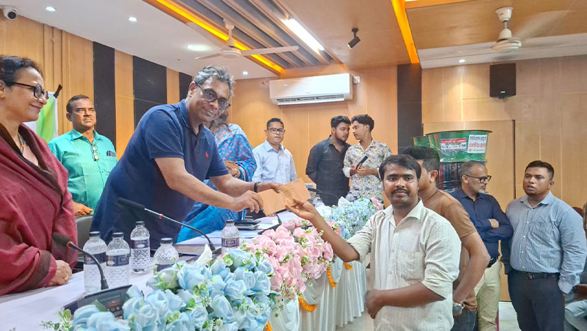 অসহায় দুস্থদের মাঝে নগদ অর্থ বিতরণ করেন স্বাস্থ্য প্রতিমন্ত্রী। ছবি : সময়ের আলো