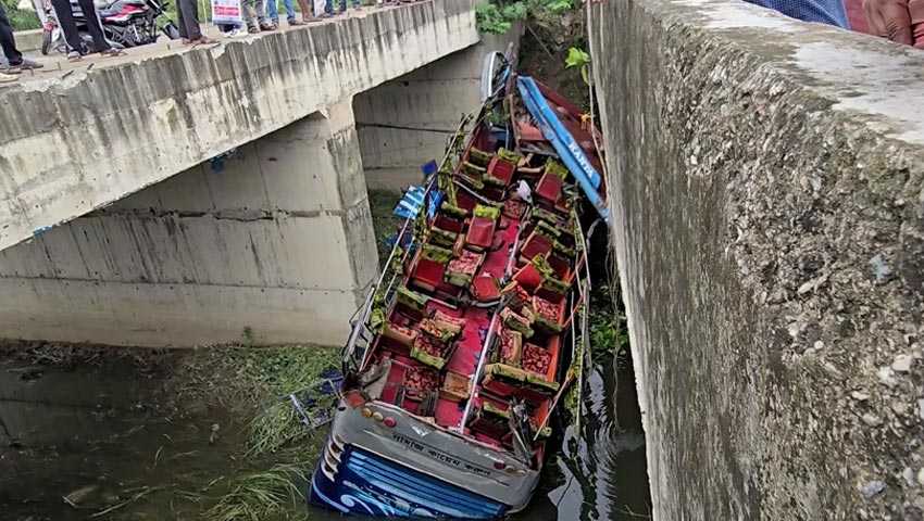 মানিকগঞ্জে যাত্রীবাহী বাস নিয়ন্ত্রণ হারিয়ে খালে, নিহত ১