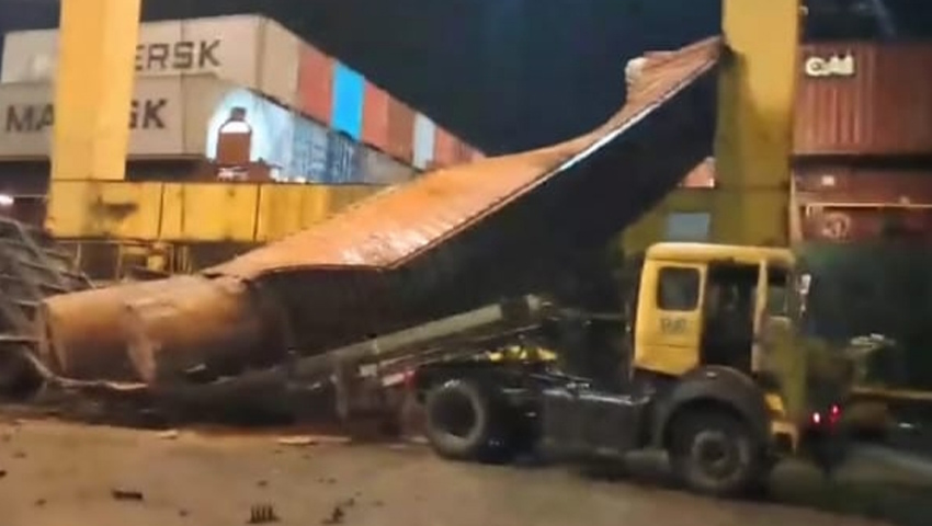 চট্টগ্রাম বন্দরে কনটেইনার পড়ে গেল ট্রেইলারে