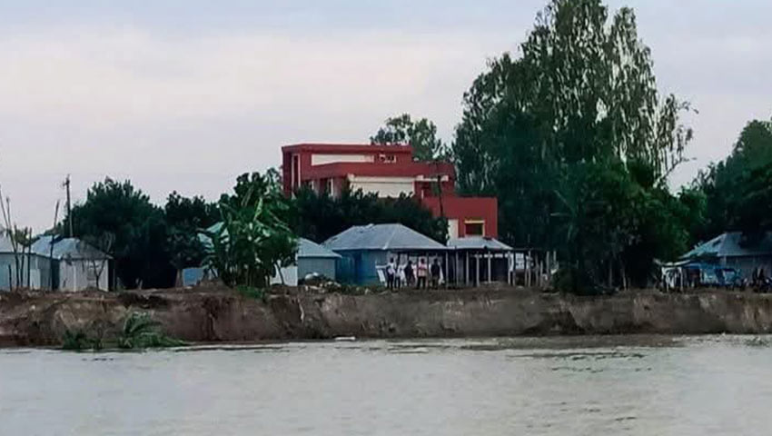 যমুনার ভাঙনে বিলীন জনবসতি, তলিয়ে যেতে পারে ২টি বিদ্যালয়ও 
