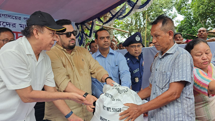 খাগড়াছড়িতে বন্যাদুর্গতদের ত্রাণ দিলেন ভূমি প্রতিমন্ত্রী মীর হেলাল