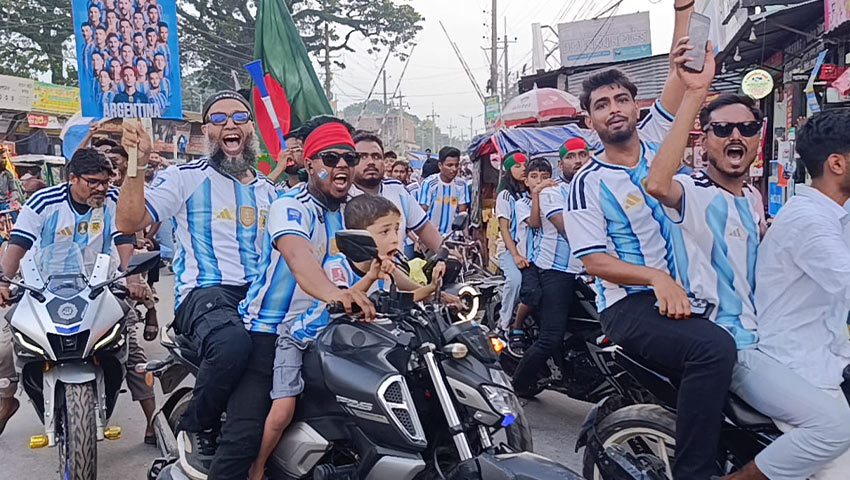 গাইবান্ধায় জার্সি ও পতাকায় সেজে সড়কে নামলেন আর্জেন্টিনা ভক্তরা