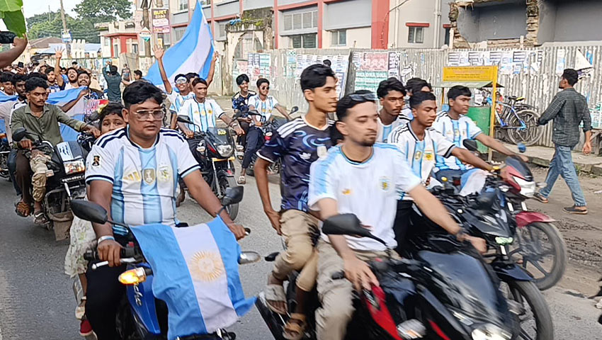৫ শতাধিক মোটরসাইকেল নিয়ে হয় এই বর্ণাঢ্য শোভাযাত্রা। ছবি : সময়ের আলো