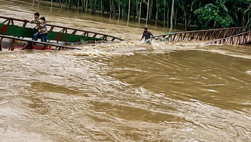 ঢলের তোড়ে মানুষসহ ভেসে গেল স্টিলের ব্রিজ