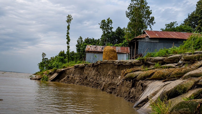 নদী ভাঙনের কবলে বসতবাড়ি। ছবি : সময়ের আলো