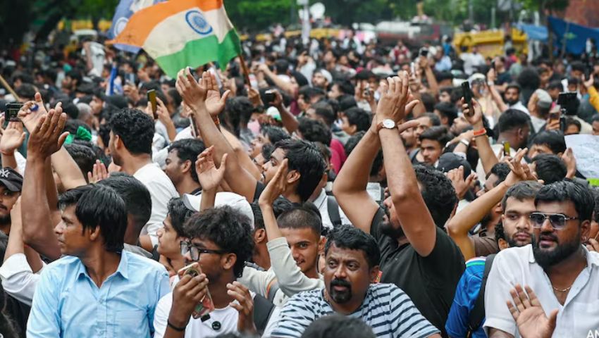 পুলিশের লাঠিচার্জে আহত নারী শিক্ষার্থী আইসিইউতে, ক্ষোভ ছড়িয়ে পড়েছে পুরো দিল্লিতে