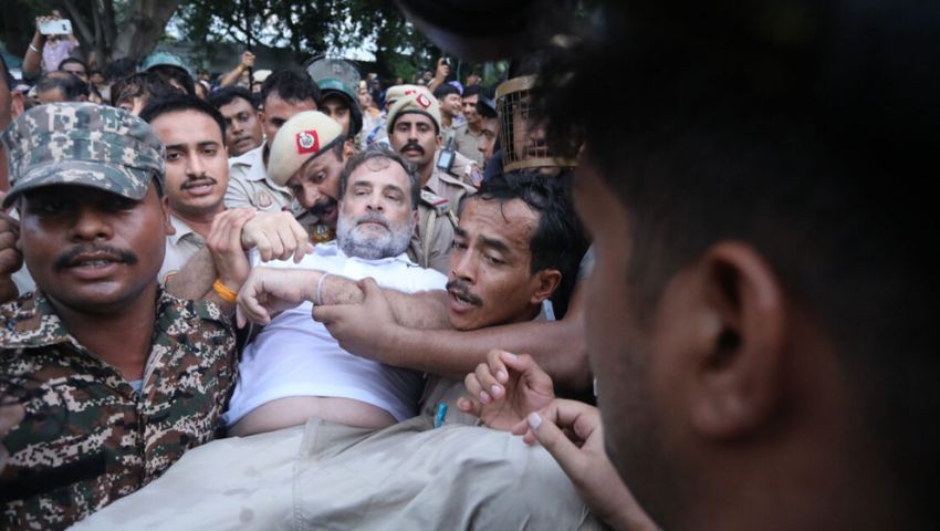 দিল্লিতে মোদির বাসভবনের সামনে বিক্ষোভ, রাহুল ও প্রিয়াঙ্কা গান্ধী আটক