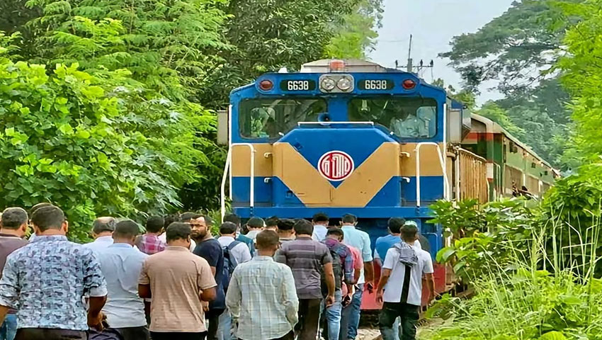 রাজশাহীর সঙ্গে সারাদেশের রেলযোগাযোগ বন্ধ, রাবি শিক্ষার্থীদের ৪ দফা দাবি