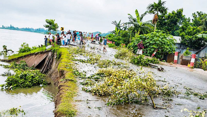 টাঙ্গাইলে যমুনার ভাঙনে বিলীন ৬০ ফুট সড়ক, যান চলাচল বন্ধ