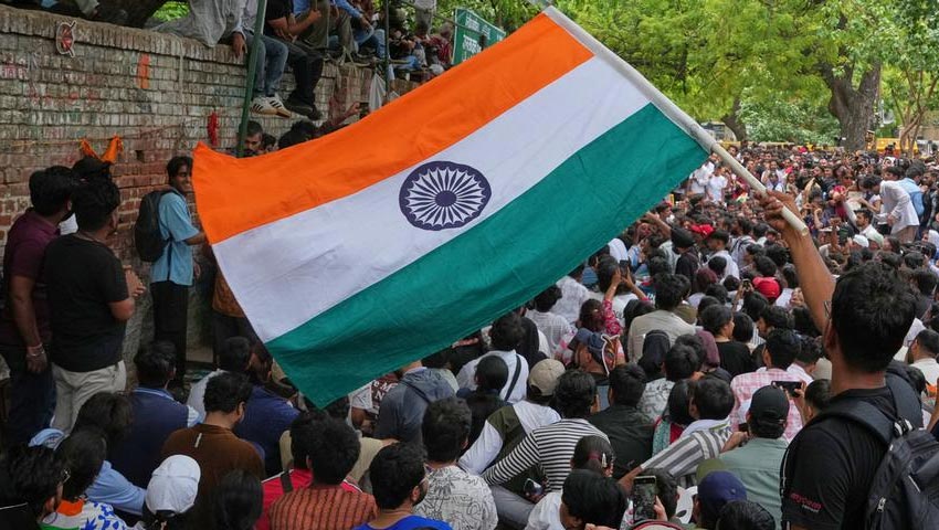 পতাকা হাতে আন্দলনকারীরা। ছবি : ডয়েচে ভেলে