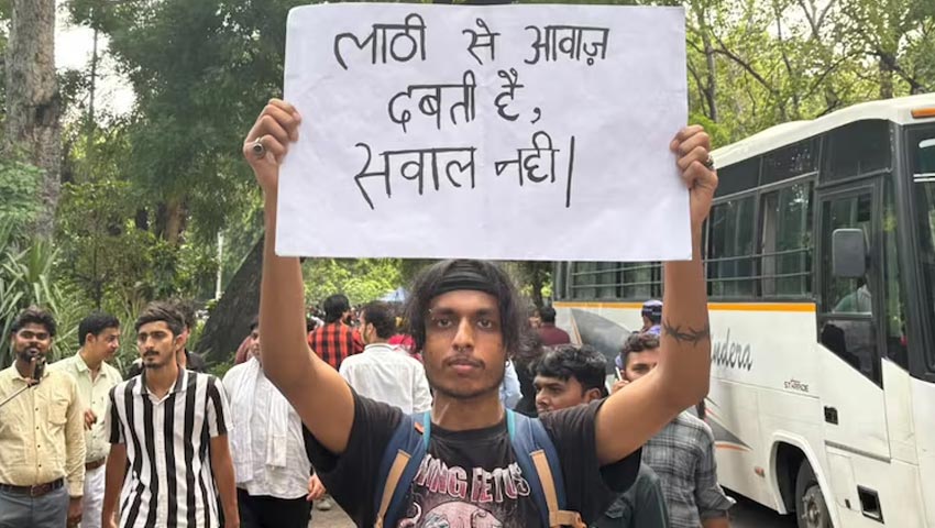 ২০ জুলাই বিক্ষোভকারীদের ওপর দিল্লি পুলিশ ও র‍্যাপিড অ্যাকশন ফোর্সের অভিযানের বিরুদ্ধে ক্ষোভ প্রকাশ করে প্ল্যাকার্ড হাতে এক বিক্ষোভকারী। ছবি : হিন্দুস্তান টাইমস 