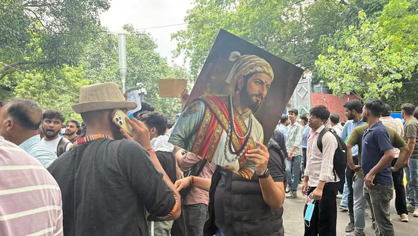 নয়াদিল্লির যন্তর-মন্তরে ছত্রপতি শিবাজি মহারাজের পোস্টার হাতে এক বিক্ষোভকারী দাবি করেন, তিনি এই আন্দোলনে অংশ নিতে মহারাষ্ট্র থেকে এসেছেন।  ছবি : হিন্দুস্তান টাইমস