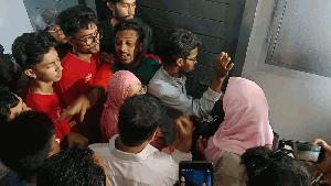 বরিশালে নব নিযুক্ত সিভিল সার্জনের অপসারণের দাবিতে কক্ষে তালা ঝুলিয়ে বিক্ষোভ