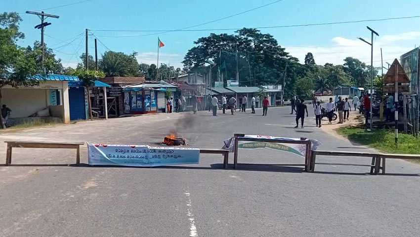 হরতাল পালন করছেন সমর্থকরা। ছবি : সময়ের আলো