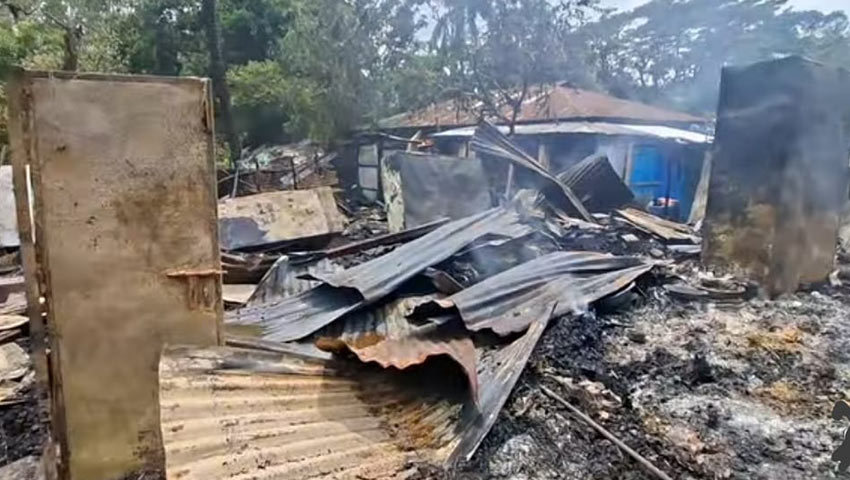 অভিযুক্তের বাড়িতে অগ্নিসংযোগ করে ক্ষুব্ধ জনতা। ছবি : সময়ের আলো