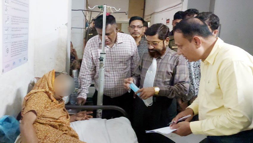 হাসপাতালের মহিলা ও পুরুষ বেডে গিয়ে খোঁজখবর নেন পরিচালক। ছবি : সময়ের আলো