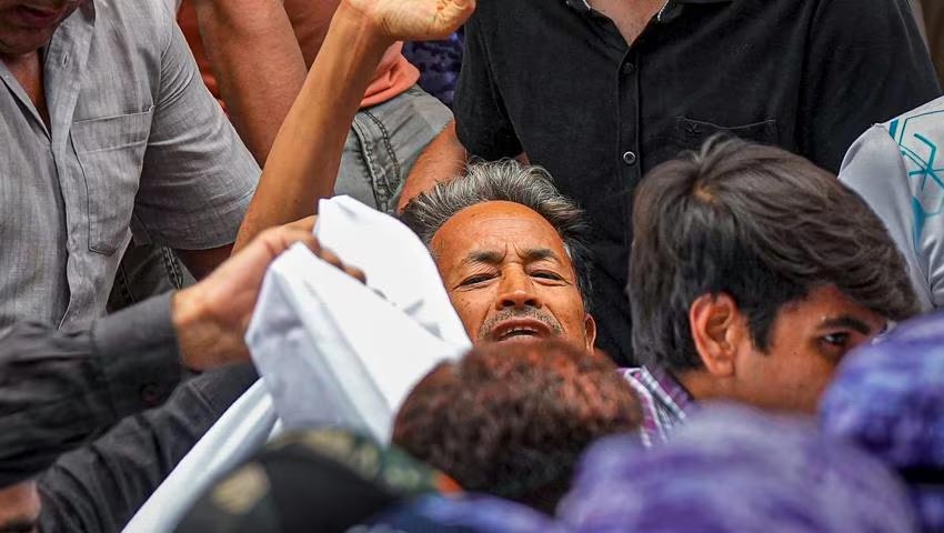 যন্তর মন্তর থেকে সোনম ওয়াংচুককে সরানো হয়। ছবি : হিন্দুস্তান টাইমস 