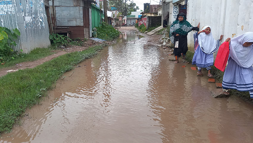 খানাখন্দে নেত্রকোনা পৌর শহরের রাস্তার বেহাল দশা