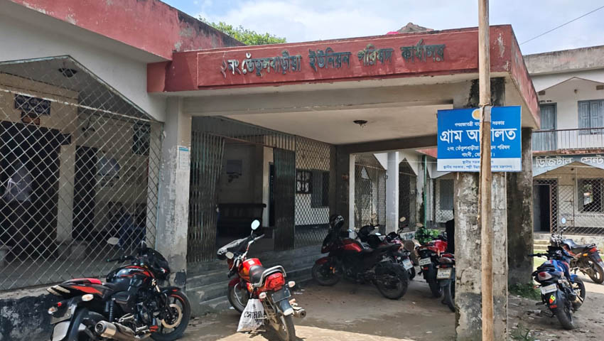 ইউপি সদস্যের পকেটে সিলিং ফ্যান বিতরণের টাকা