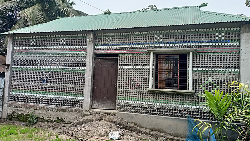 বোতলবাড়ি। ছবি : সময়ের আলো