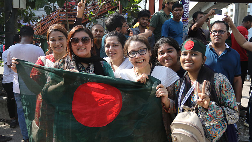 সরকার পতনের পর আনন্দমুখর আন্দোলনকারী। ছবি : সময়ের আলো