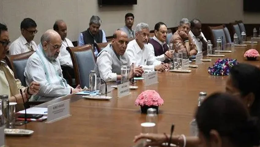 ৬ আগস্ট সকালের রুদ্ধদ্বার বৈঠক। ছবি : সংগৃহীত