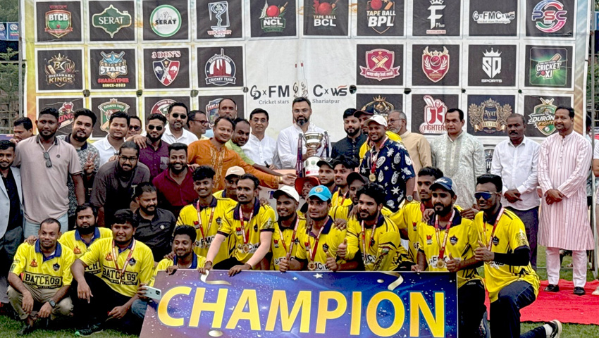  গাজীপুরের কালিয়াকৈর পূর্ব চন্দ্রা স্পোর্টিং ক্লাব মাঠে বাংলাদেশ টেপবল ক্রিকেট বোর্ড (বিটিসিবি) আয়োজিত ‘টেপবল বিসিএল ২০২৬’ গ্র্যান্ড ফাইনালে চ্যাম্পিয়ন দল ও অতিথিবৃন্দ । ছবি : সময়ের আলো