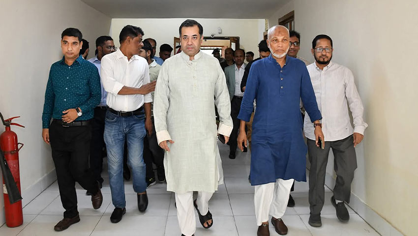 কালুরঘাট বেতার কেন্দ্র পরিদর্শনে তথ্য প্রতিমন্ত্রী। ছবি : সময়ের আলো
