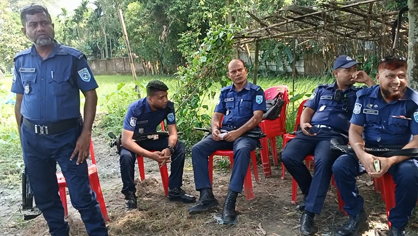 পুলিশ ও প্রশাসনের সহযোগিতায় জমিতে উচ্ছেদ অভিযান পরিচালনা করা হয়। ছবি : সময়ের আলো