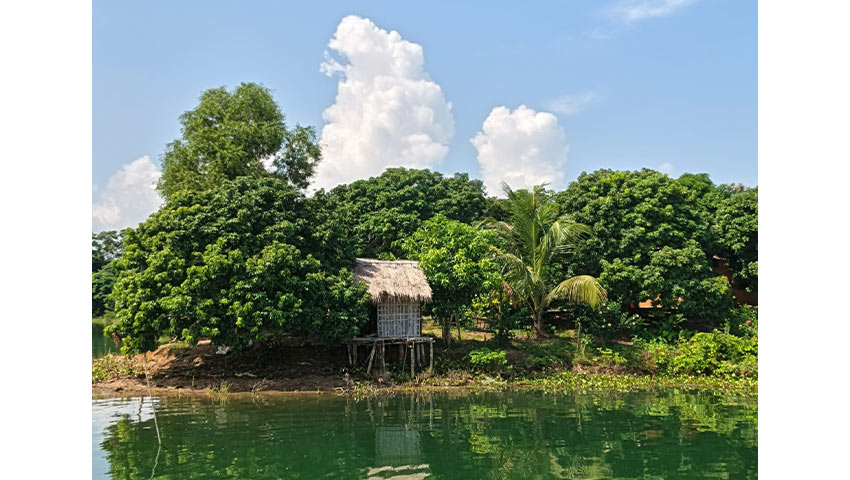 দ্বীপের ভেতর নিলার বাড়ি। ছবি : সময়ের আলো