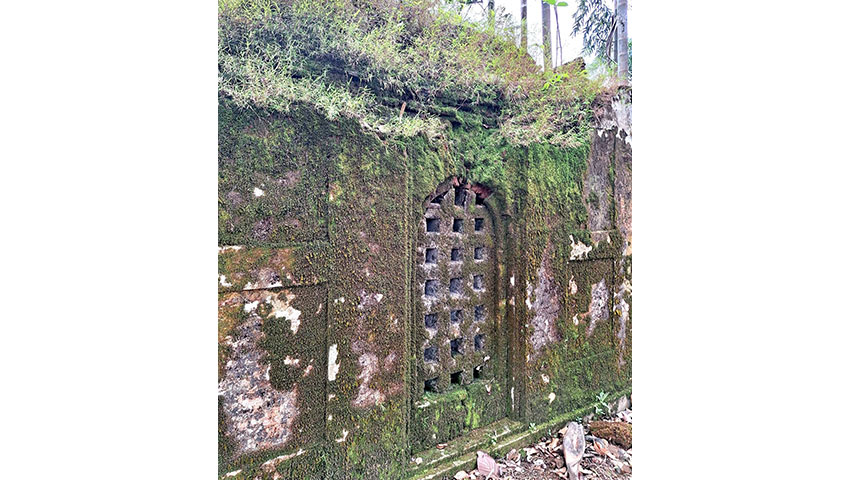 মোকামের পূর্ব দেয়ালের ঘুলঘুলি। ছবি : সৌজন্য