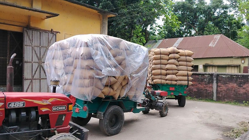 কৃষকের গোলাভরা ধান কিনছে না সরকার