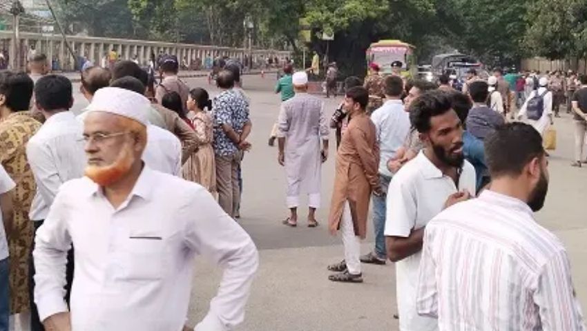 রাষ্ট্রপতির শপথ ঘিরে বঙ্গভবনের আশপাশে জনতার ভিড়